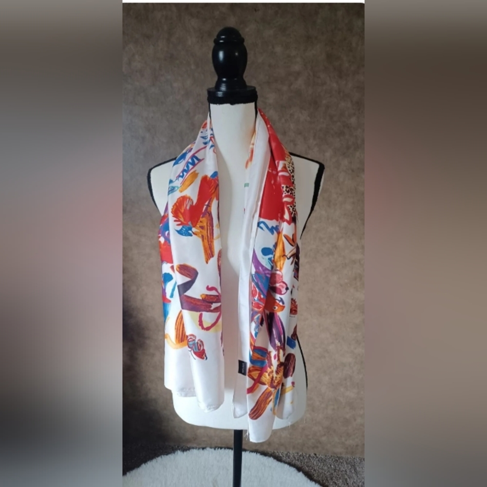 Women's Beautiful New 100% Silk Scarf (Paris)